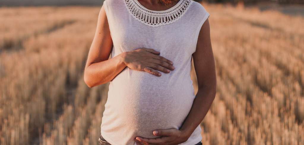 Minoxidil y embarazo: ¿Es posible continuar este tratamiento si te quedas embarazada?